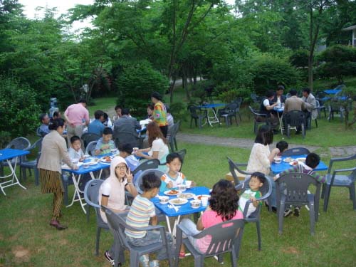 홍어와 막걸리 등을 먹으며 정담하고 있는 참석자들. 